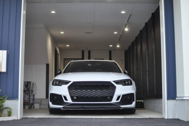 ガレージに置かれた車