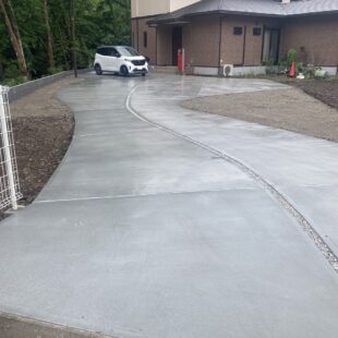 広い庭のアプローチ駐車場　埼玉県飯能市　井主様邸