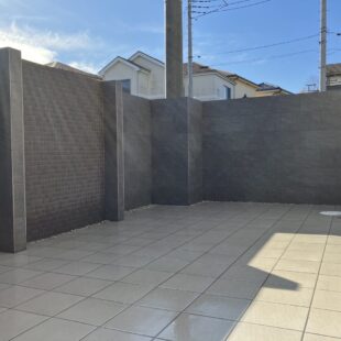 目隠しの多段フェンスとタイルデッキのある新築外構 狭山市 I様邸